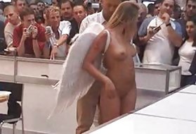 Denise, нүцгэн нийтийн аль нь тэнгэр, аль нь төрийн нүцгэн